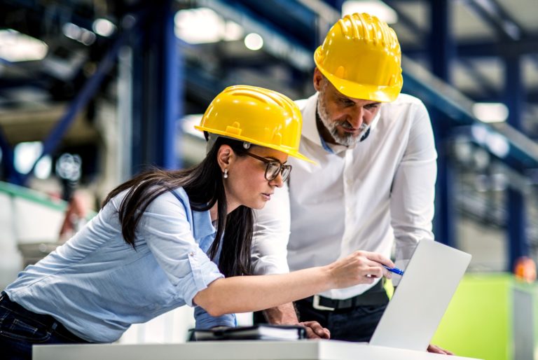 engenheiros conferindo documentação para laudo