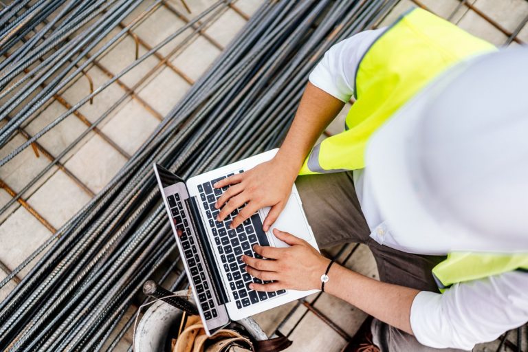 Engenheiro em uma construção realizando o GERENCIAMENTO DE obras na construção civil